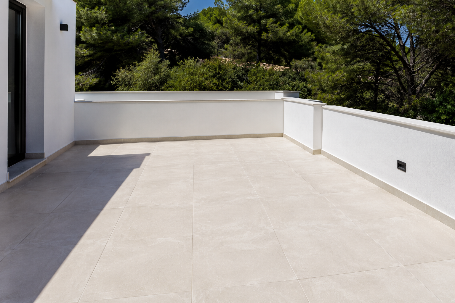 Solicita tu presupuesto para reformar tu terraza en Ibiza Si estás pensando en renovar una terraza antigua o diseñar un nuevo espacio exterior, en Reforma Con Nosotros ponemos a tu disposición un equipo profesional que te acompañará desde el diseño hasta la finalización de la obra. Transformamos terrazas convencionales en espacios modernos, elegantes y preparados para disfrutar del clima único de Ibiza