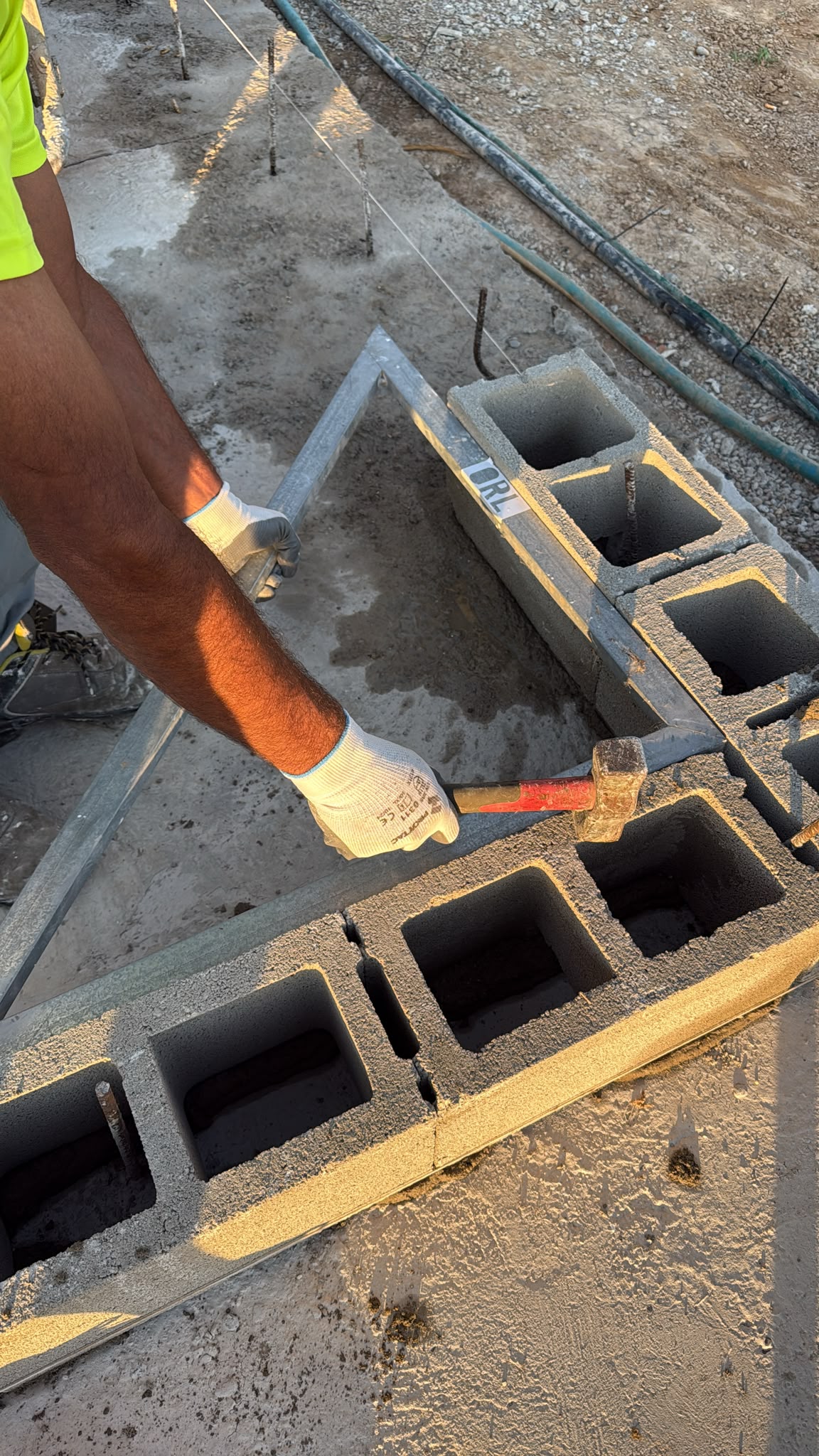 ¿Qué trabajos realizamos? En Reforma Con Nosotros somos especialistas en: Construcción de muros de bloque de hormigón. Muros de carga y estructuras resistentes. Cerramientos de parcelas y jardines. Ampliaciones de viviendas. Divisiones interiores. Construcción de garajes. Casetas y edificios auxiliares. Viviendas unifamiliares. Rehabilitación de estructuras antiguas. Obras nuevas y reformas integrales. Construcción profesional desde los cimientos Cada proyecto comienza con una planificación técnica para garantizar una estructura sólida, segura y duradera. Nuestros trabajos incluyen: Replanteo y nivelación. Colocación precisa de bloques. Mortero de alta resistencia. Refuerzos estructurales. Acabados profesionales. Control de calidad en cada fase. Además, disponemos de nuestro exclusivo sistema de Fotocontrol, que permite al cliente seguir la evolución de la obra mediante fotografías del proceso.