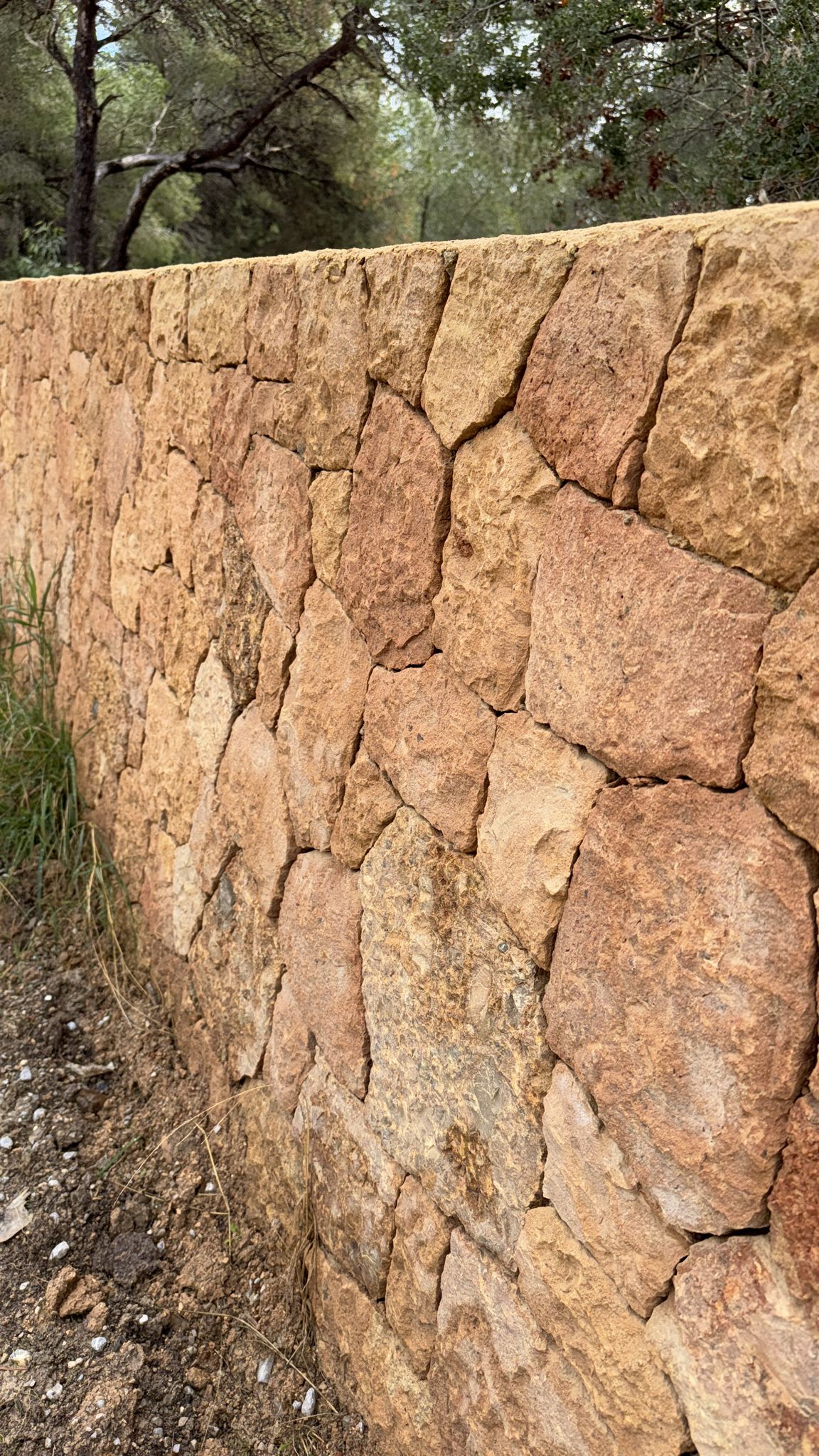 colocacion de muros de piedra natural en ibiza