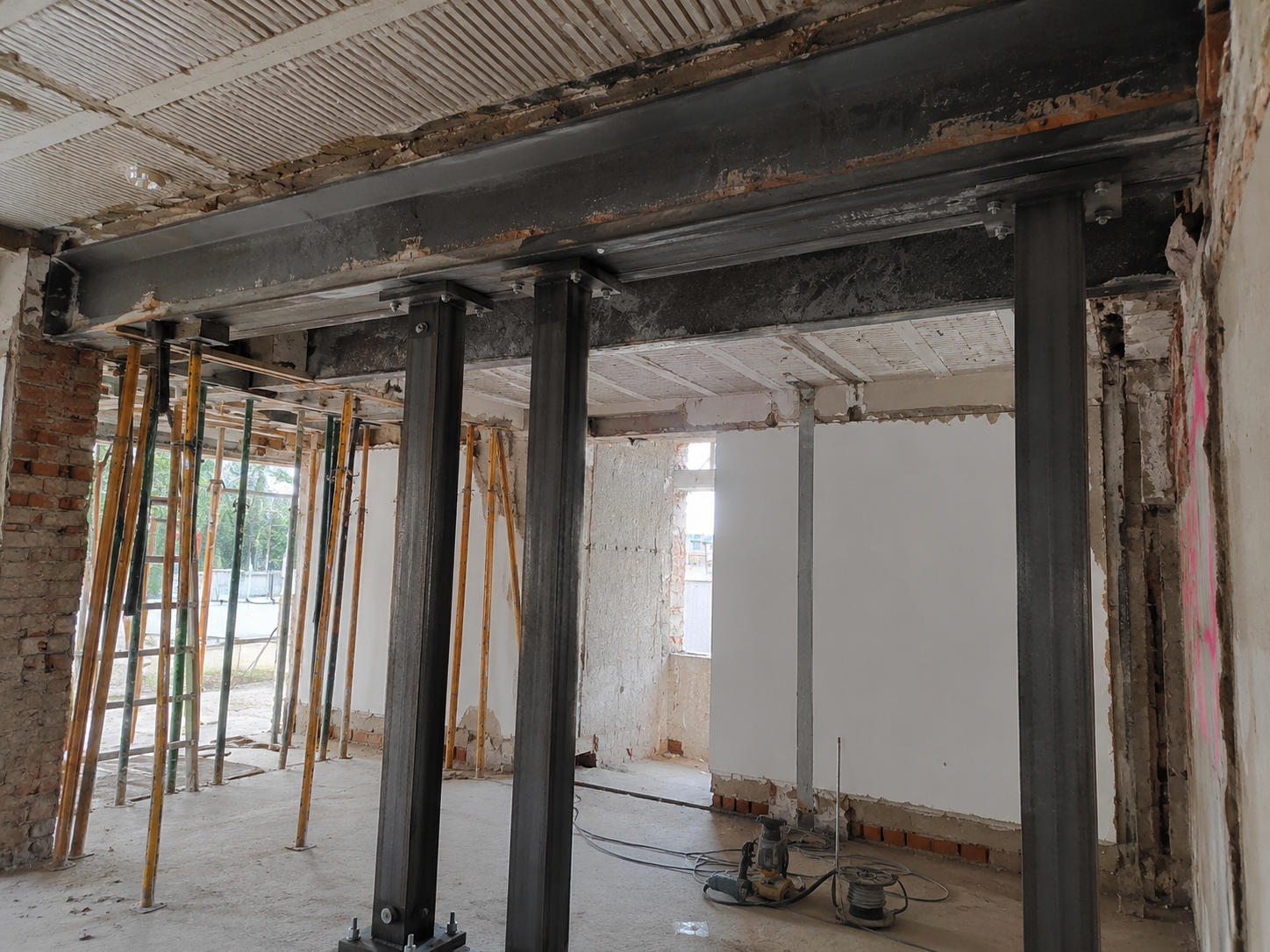 En Reforma Con Nosotros realizamos todos los trabajos necesarios para rehabilitar una vivienda antigua en Ibiza: Rehabilitación estructural Refuerzo de vigas. Reparación de forjados. Refuerzo con estructura metálica. Reparación de grietas. Consolidación de muros. Reforma completa del tejado Rehabilitamos cubiertas antiguas sustituyendo elementos deteriorados, mejorando el aislamiento y evitando futuras filtraciones. Fachadas y muros Restauramos fachadas deterioradas respetando la arquitectura original y utilizando materiales de alta calidad.